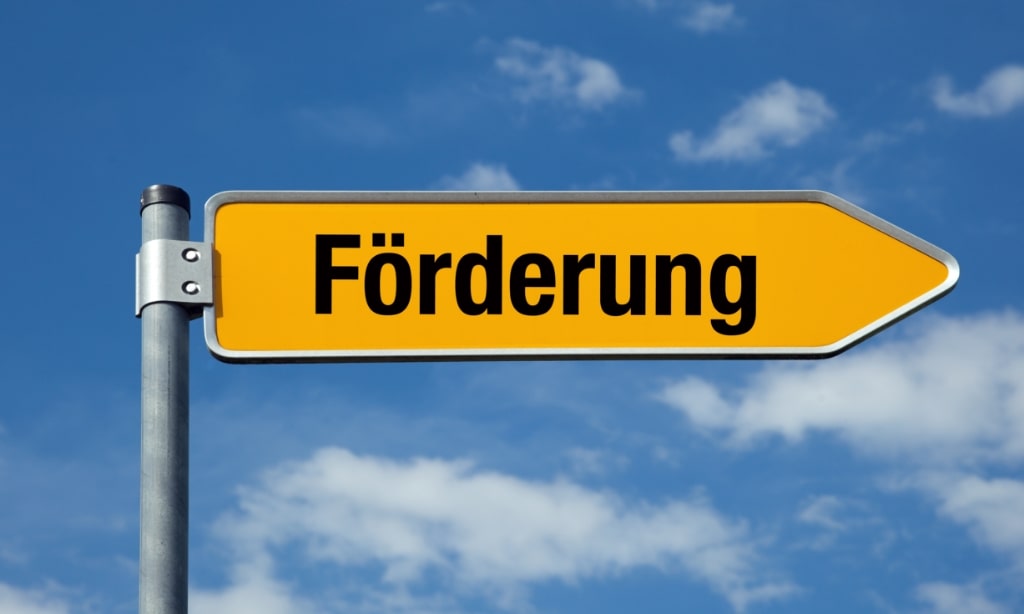 Alternativtext: Ein Straßenschild mit der Aufschrift Förderung vor blauem Himmel. 