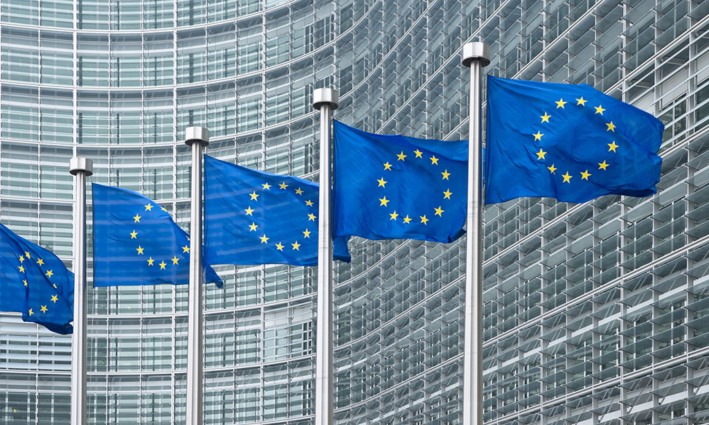 Fünf EU-Flaggen vor der Europäischen Kommission in Brüssel 