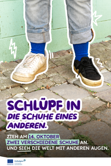 Plakat zum Mismatched Shoes Day mit dem Bild von zwei Füßen in unterschiedlich farbigen Schuhen.